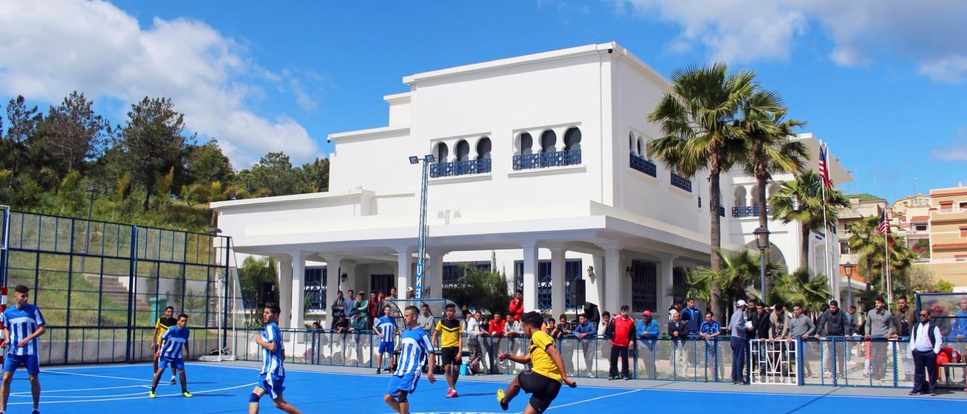 Playing soccer on UNE 丹吉尔、摩洛哥 Blue Sports Court